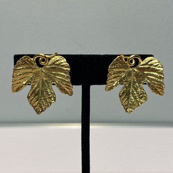 Vintage Crown Trifari Signed Gold-Tone Leaf Clip-On Earrings Ornate Design - Picture 6 of 6